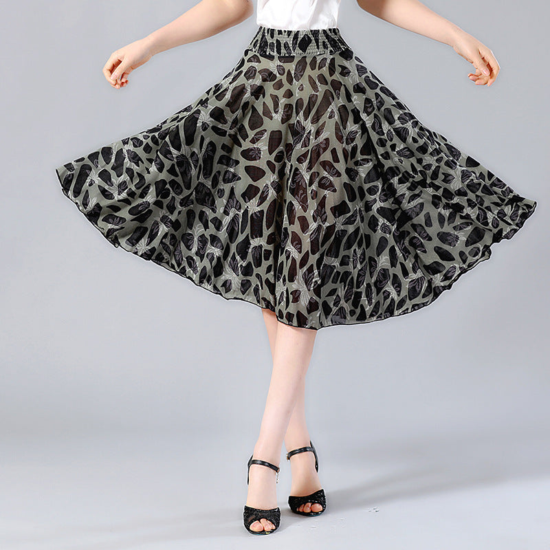 Middle-aged and elderly dancing skirts skirts